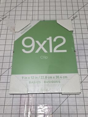 Studio Decor Green and White 9x12 Clip Photo Frame Backer, NWT 9"X12"